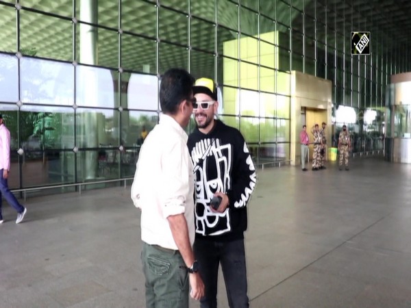 See video! Kunal Kemmu makes stylish entry at Mumbai airport