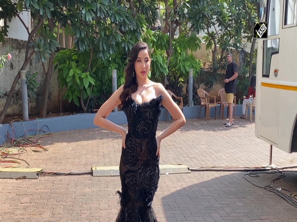 See video! Nora Fatehi flaunts her black mermaid dress