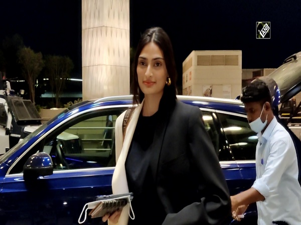 Watch! Athiya Shetty flaunts her double shade coat in Mumbai