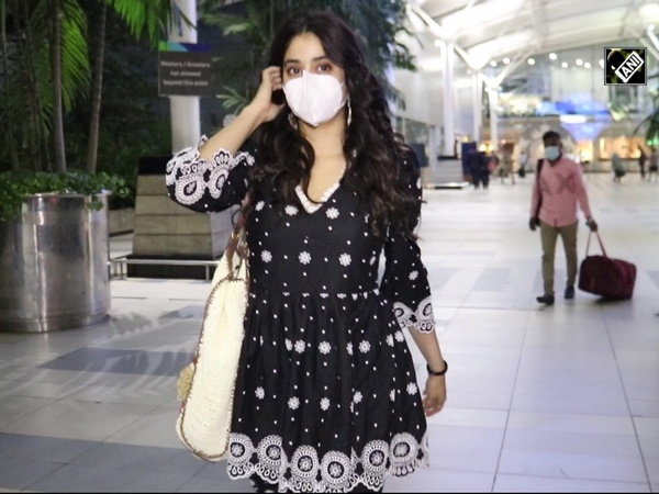 Janhvi Kapoor opts for easy-breezy ethnic wear for airport