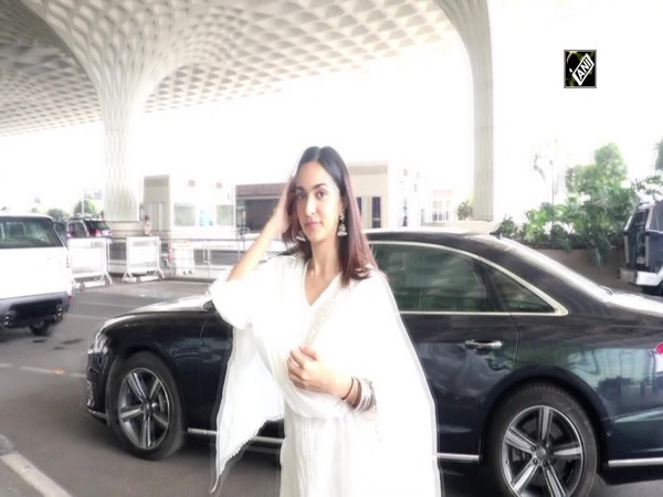 Airport Diaries! Kiara Advani flaunts in white, makes jaw drop