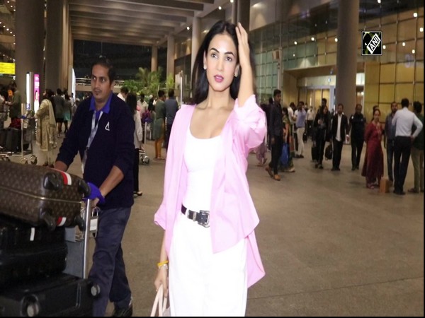 Sonal Chauhan raises casual fashion bar at Mumbai airport