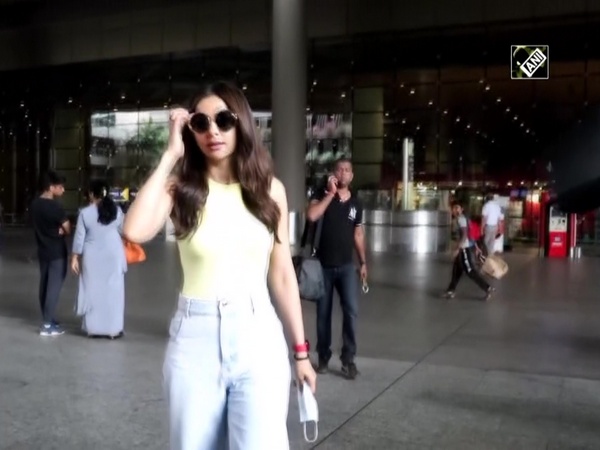 Bollywood diva Rakul Preet opts for casual airport look