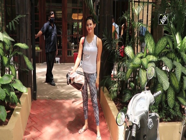 Actor Amyra Dastur snapped outside dance class in Bandra