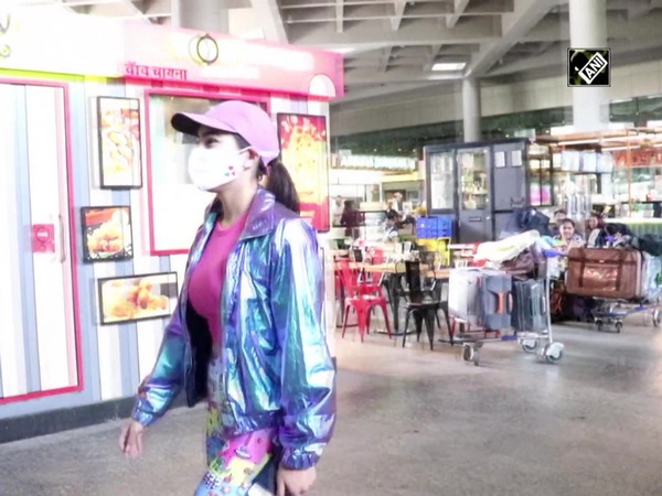 Sara Ali Khan steals limelight at Mumbai airport