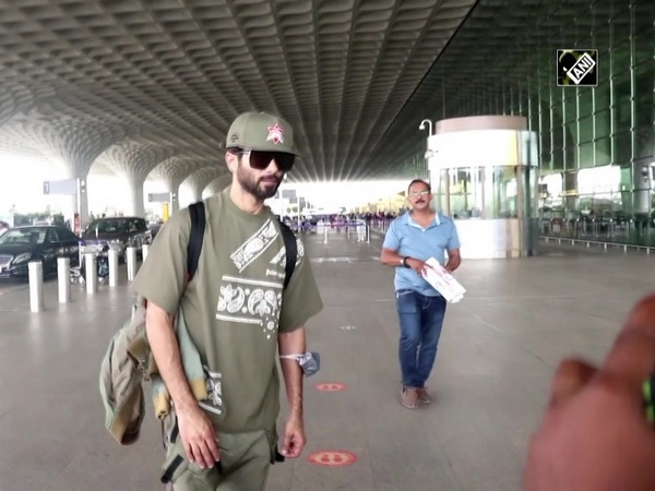 Shahid Kapoor clicked in casual look at Mumbai airport