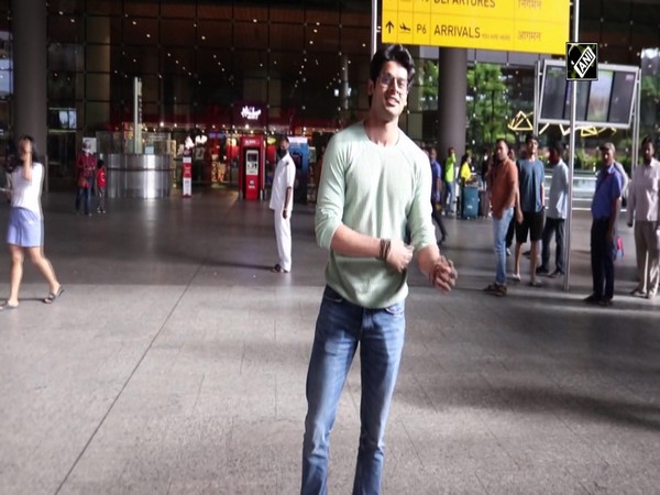 B-Town handsome hunk Abhimanyu Dasani spotted at airport