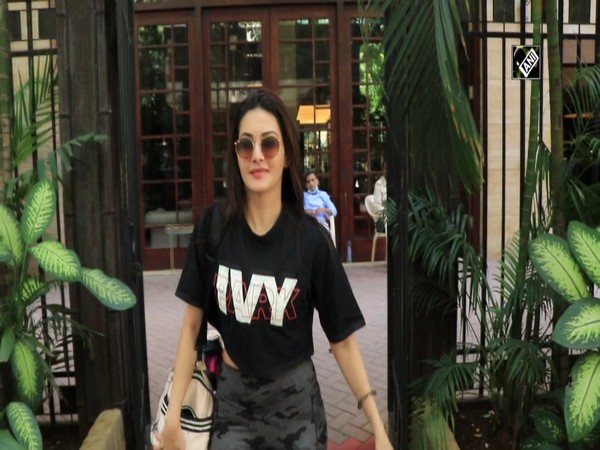 Amyra Dastur generously posed for shutterbugs outside her dance class in Mumbai