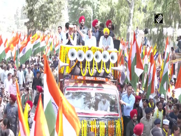 HP: Arvind Kejriwal, Bhagwant Mann hold massive roadshow in Kullu