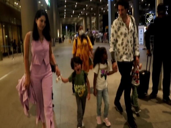 Sunny Leone spotted with her family at Mumbai airport