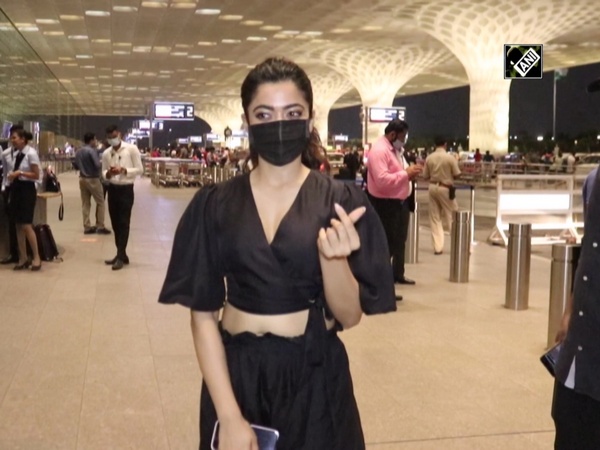 Rashmika Mandanna gets papped in all-black outfit at Mumbai airport
