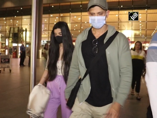 Hrithik Roshan, girlfriend Saba Azad turn heads at Mumbai Airport