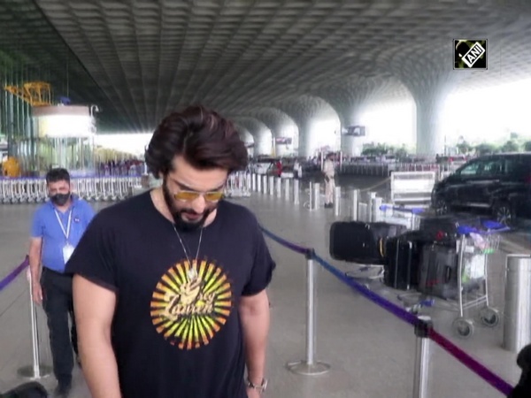 B-Town ‘macho man’ Arjun Kapoor rocks all-black look at Mumbai airport