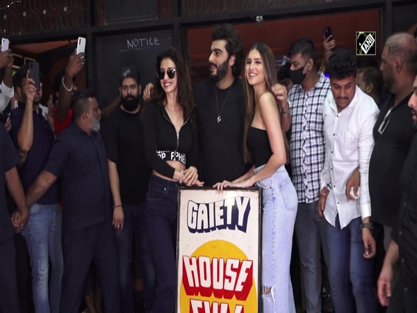 Arjun Kapoor feels overwhelmed as Housefull board shines outside cinema hall