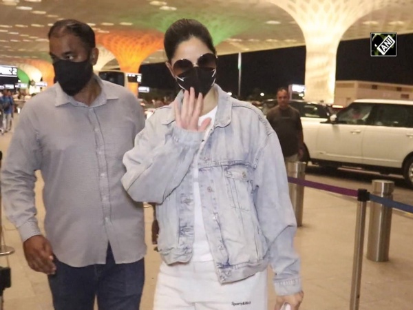 B-Town diva Katrina Kaif turns incognito mode on for her airport look
