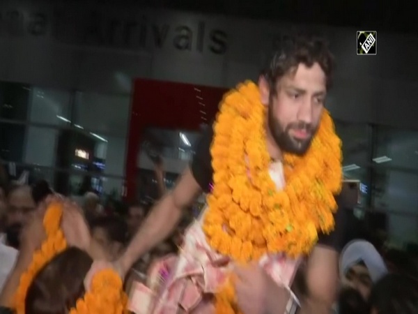 Indian wrestlers get rousing welcome at Delhi airport