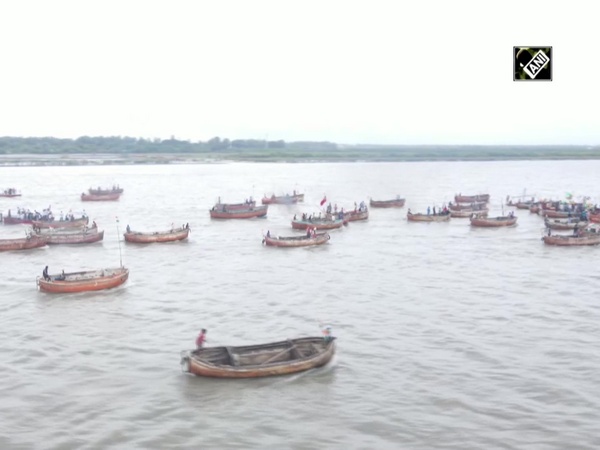 Gujarat: BJP organises Tiranga Rally in Tapi River in Surat