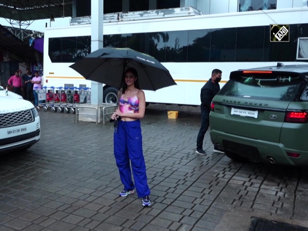 Ananya Panday makes fans go wow as she steps out in monsoon with umbrella