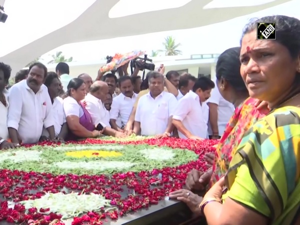 O Panneerselvam pays floral tribute to former CM Jayalalithaa at Jaya Memorial in Chennai