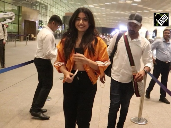 B-Town divas rock casuals at Mumbai airport