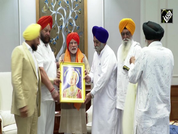 Sikh Delegation meets PM Modi at his residence