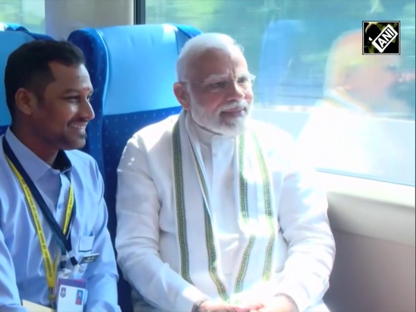 Special movements of PM Modi onboard Vande Bharat train