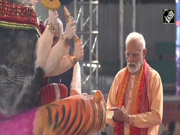 Gujarat:  PM Modi participates in Navratri festival in Ahmedabad