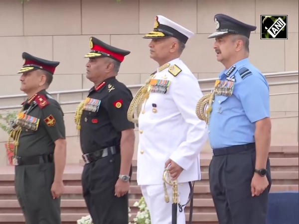 Delhi: CDS, Tri-services Chiefs pay tributes to Bravehearts at National War Memorial