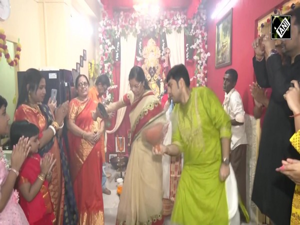 WB: Devotees perform 'Dhunuchi dance' on the occasion of Kali Puja in Kolkata
