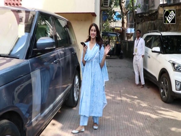 From Ananya to Sara: B-Town leading lights spotted in Mumbai