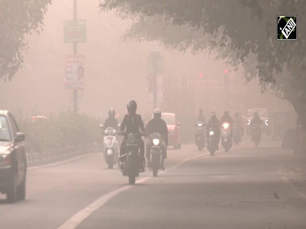 Thick layer of haze covers Delhi sky, AQI stands at 472