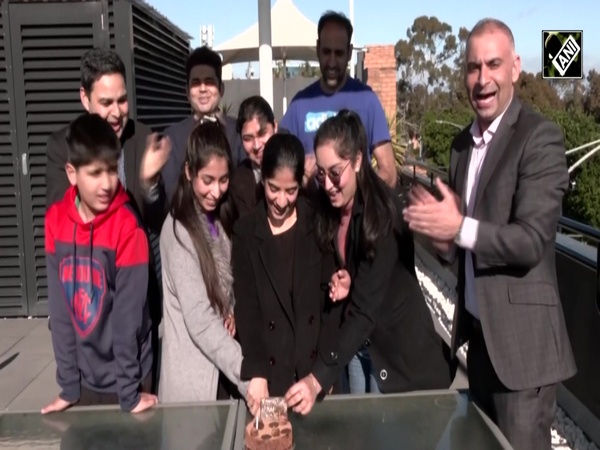 Fans celebrate Virat Kohli’s birthday in Melbourne