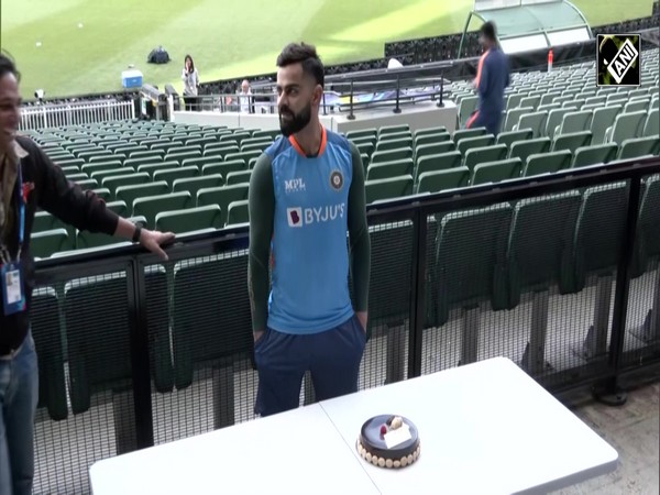 Fans celebrate Virat Kohli’s birthday at MCG