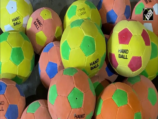 UP: Around 3,000 families make footballs for their livelihood in Meerut