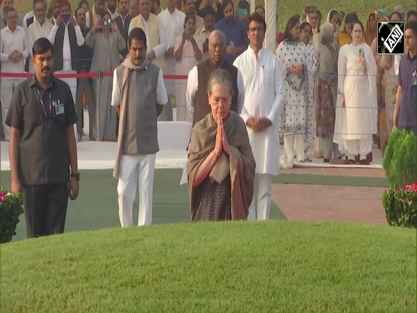Sonia Gandhi, Mallikarjun Kharge pay floral tributes to Jawaharlal Nehru on 133rd birth anniversary