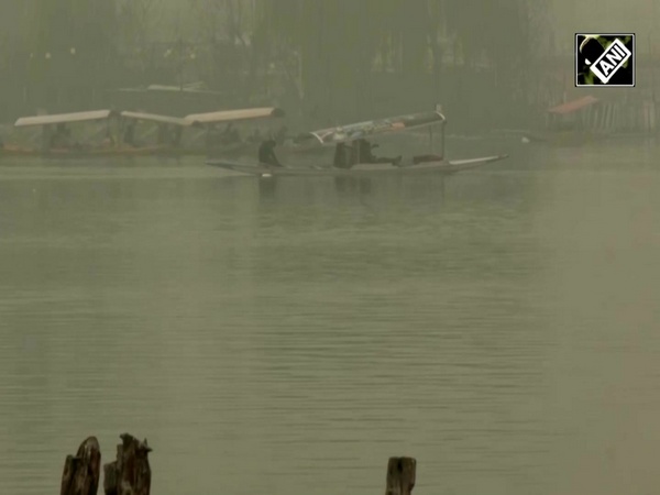 Dense fog conditions persist in Srinagar, tourists enjoy