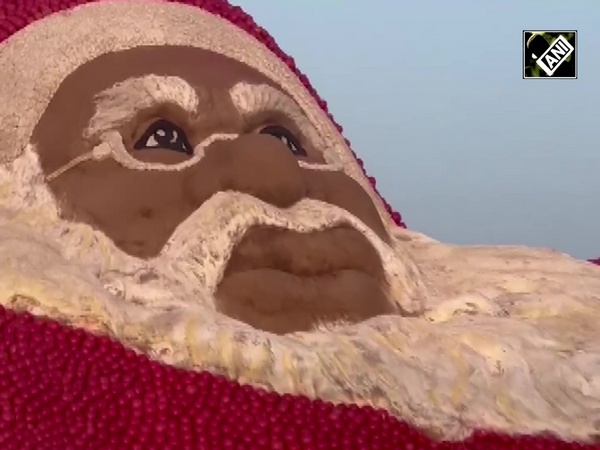 Odisha: Sudarshan Pattnaik creates sand Santa Clause by using 1.5 tons of Tomato