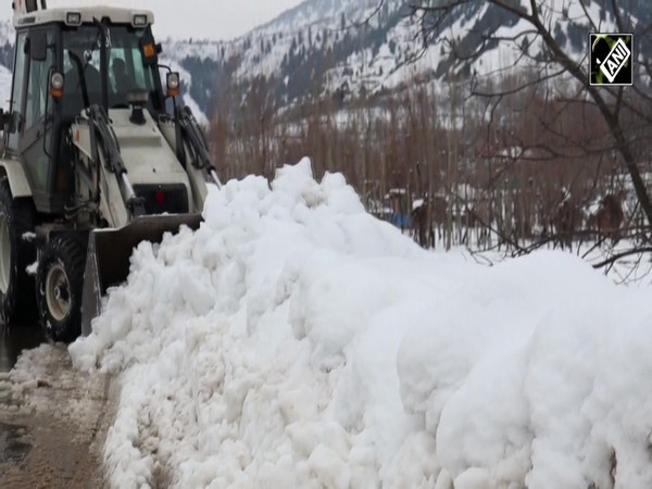 J&K: Fast-track snow clearance drive in full swing at Anantnag