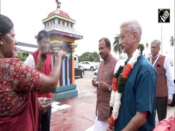 EAM Jaishankar offers prayers at Siva Subrahamanya Swami Temple in Fiji’s Nadi