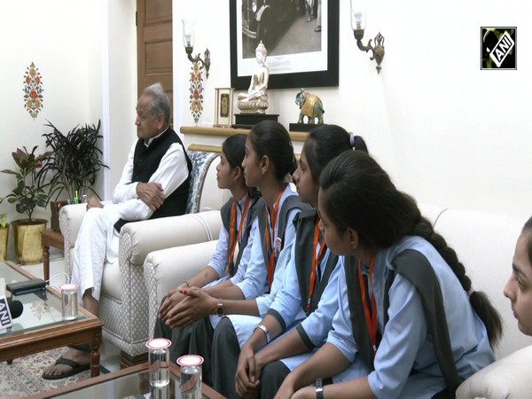 Meritorious girl students meet Chief Minister Ashok Gehlot