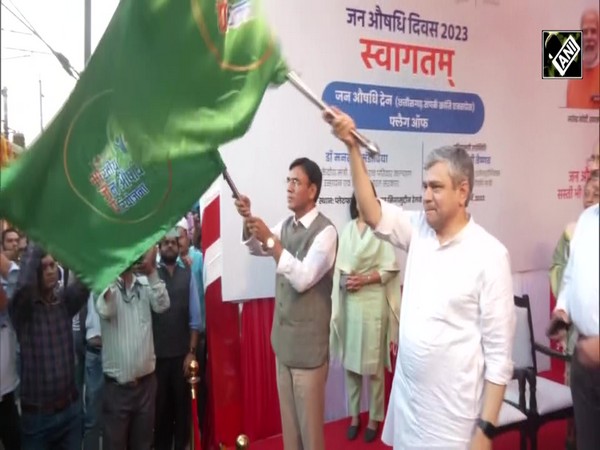 Mansukh Mandaviya, Ashwini Vaishnaw flag off ‘Jan Aushadhi Train’