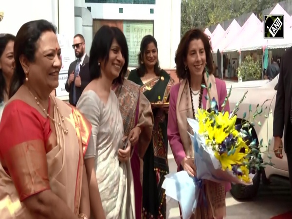 Delhi: US Commerce Secy Gina M Raimondo, Darshana Jardosh visits Handloom Haat at Janpath