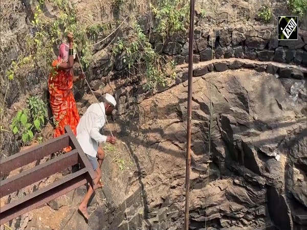 Maharashtra: People of Gangodwari village risking life for water
