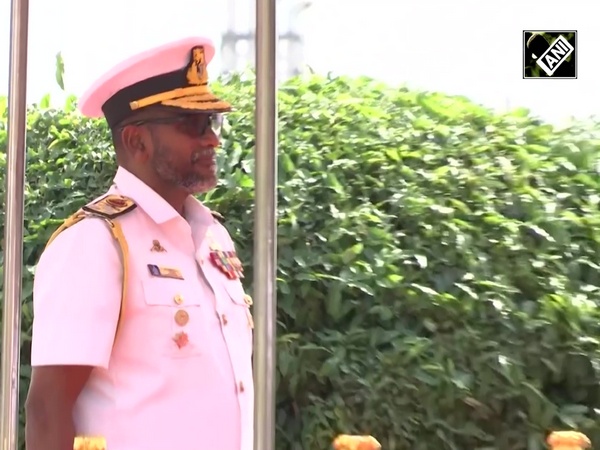 Sri Lankan Navy Commander Vice Admiral Priyantha Perera receives Guard of Honour at South Block