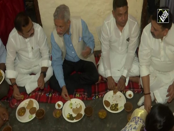 EAM Jaishankar ‘enjoys’ millet delicacies at Dalit leader’s residence in Varanasi
