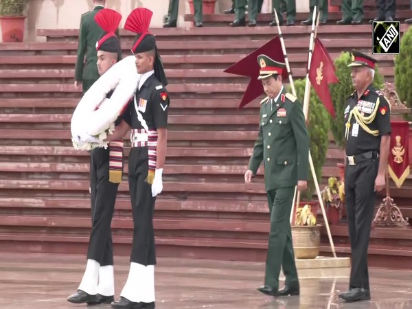 Vietnam’s Minister of National Defence lays wreath at National War Memorial