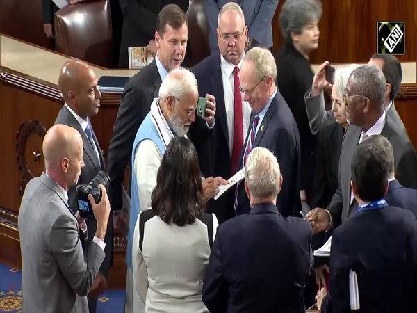 US Congressmen lined up to take autographs, selfies with PM Narendra Modi
