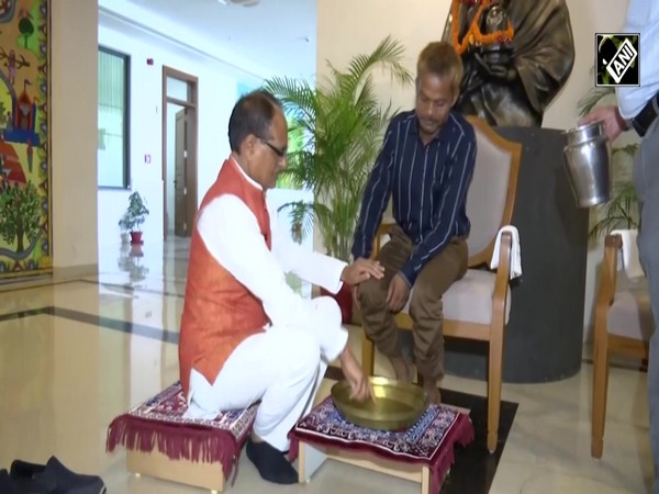 Shivraj Singh Chouhan washes feet, seeks apology from Sidhi victim at CM’s residence in Bhopal