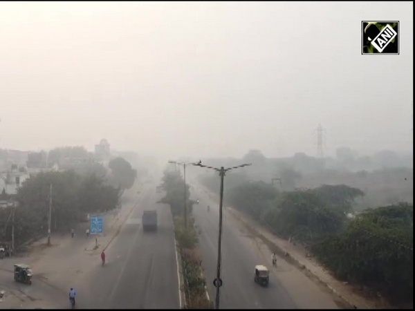 Delhi turns ‘gas chamber’ as Air Quality remains ‘severe’; people complain of health issues