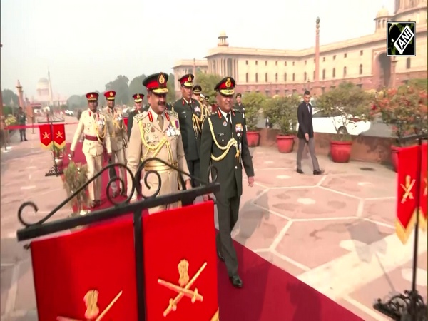 Delhi: Sri Lankan Army Commander Lt Gen Vikum Liyanage receives ‘Guard of Honor’ at South bloc